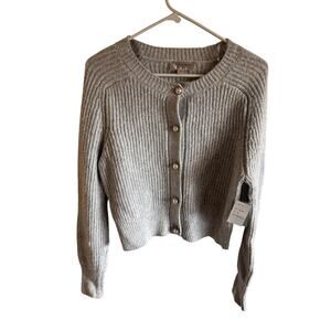 gray ribbed cardigan with pearl buttons, from the brand Forward. Size Medium
